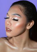 mujer profesional de belleza en su spa o estudio mostrando su trabajo